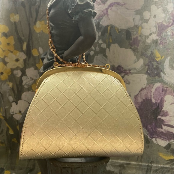 Vintage style women SM DESIGNS gold satin gold chain shoulder strap purse. Used. - Picture 8 of 10